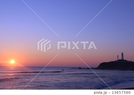 千葉県銚子の犬吠埼灯台からのご来光 13657560