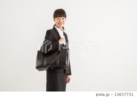 スーツ女性 13657731