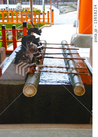 手水舎(熊野那智大社/和歌山県東牟婁郡那智勝浦町) 手水舎(熊野那智大社/和歌山県東牟婁郡那智勝浦町) 13658234