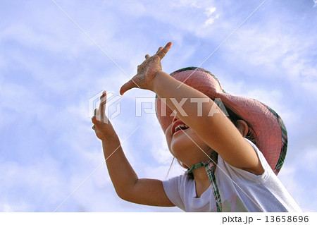 子ども 砂遊び ビーチ 13658696