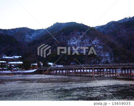 雪のちらつく渡月橋 13659035