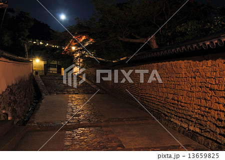 二月堂裏参道と満月 13659825