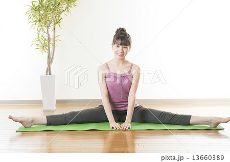 ヨガをする女性 13660389