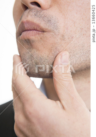 髭に悩む男性　 13660425
