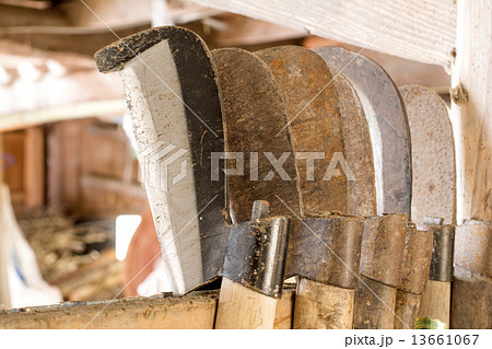並べてかけてあるヒツ鉈 13661067