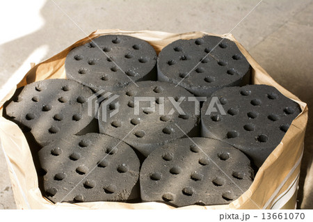 まとめてある練炭 まとめてある練炭 13661070