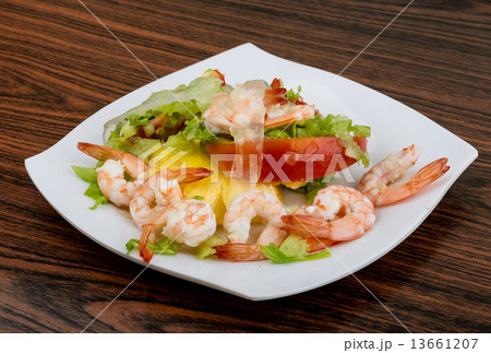 Shrimps with aloe vera salad 13661207