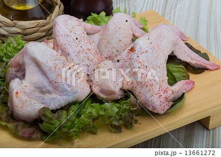 Raw chicken wings Raw chicken wings 13661272