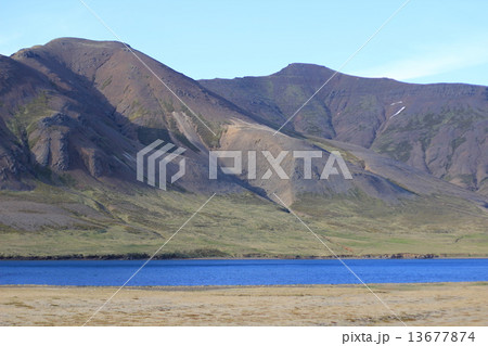 スナイフェルスネース半島の山と海と野原(Snæfellsnes in Iceland) 13677874