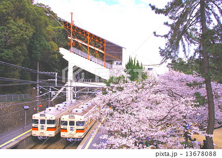 須磨浦公園駅（山陽電車）普通電車が停まる 13678088