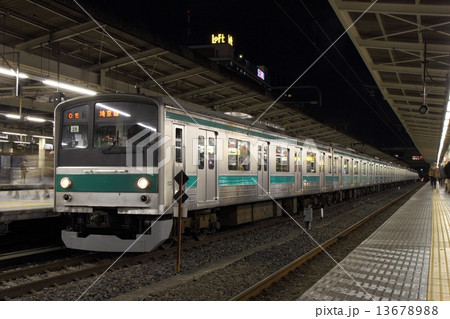 夜の池袋駅に停車する埼京線5系電車の写真素材 1367
