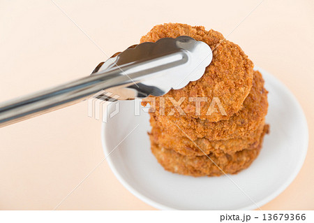 コロッケ　積み上げる 13679366