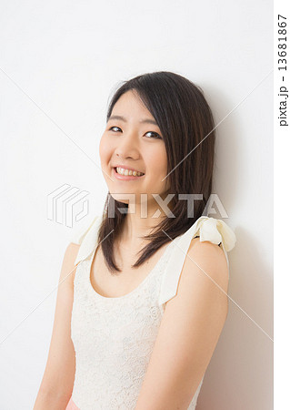 若い女性 若い女性 13681867