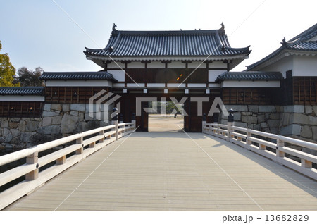 御門橋から撮影した「表御門」（広島城･広島城址公園／広島県広島市中区基町） 13682829