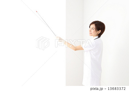 笑顔　看護師　医療　ナース 13683372