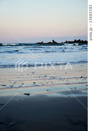 夕暮れ時の海岸 13683582