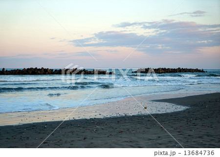 夕暮れ時の海 夕暮れ時の海 13684736