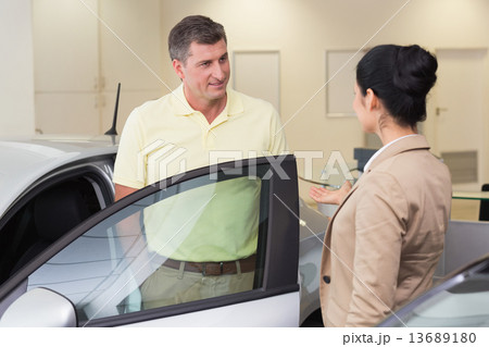 Salesperson talking with her customer 13689180