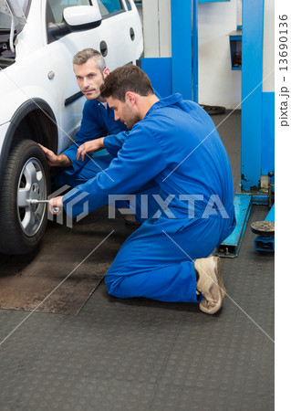 Team of mechanics working together 13690136