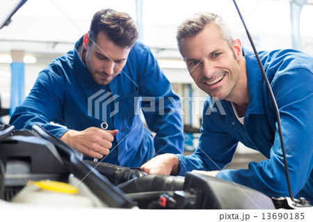 Team of mechanics working together 13690185