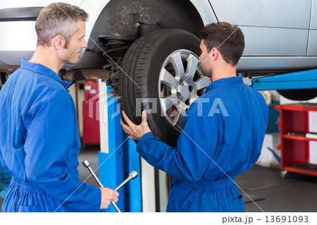 Team of mechanics working together 13691093
