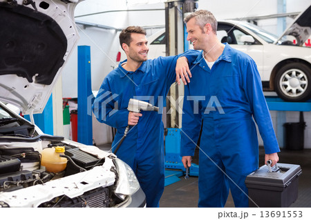 Team of mechanics working together Team of mechanics working together 13691553