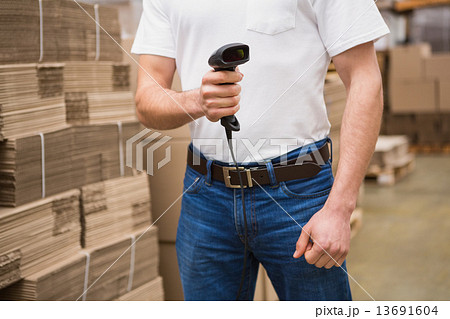 Close up of warehouse worker holding scanner 13691604