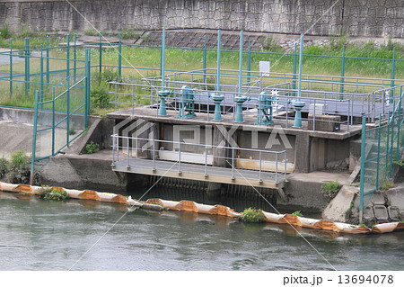神崎川に設けられた取水口（尼崎市水道局江口取水場） 13694078