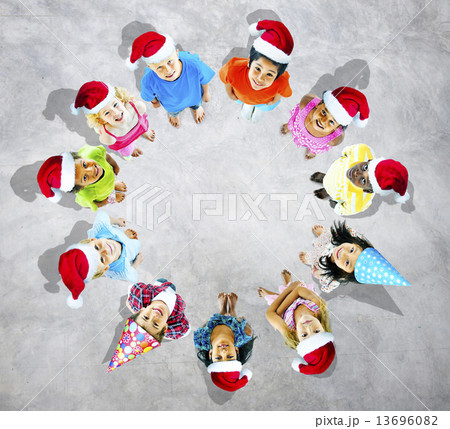 Kids with christmas hats in grey background Kids with christmas hats in grey background 13696082