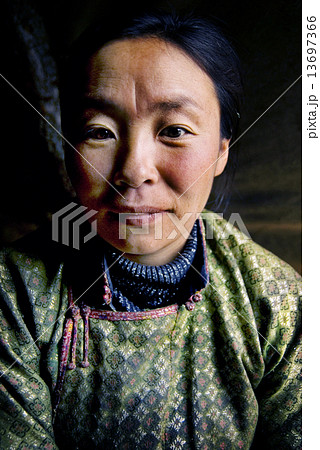 Mongolian Woman in Traditional Dressの写真素材 [13697366] - PIXTA