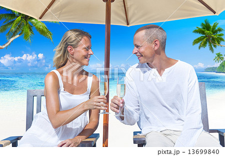 A couple celebrating on the beach 13699840
