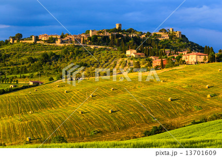 sunset view of Monticchiello 13701609