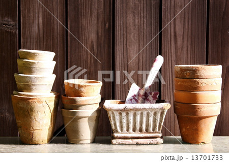ガーデニングイメージ　並べた植木鉢 13701733