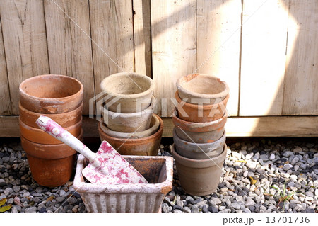 ガーデニングイメージ 植木鉢を置く ガーデニングイメージ 植木鉢を置く 13701736