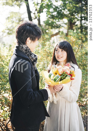 花束を贈る男性 花束を贈る男性 13702353