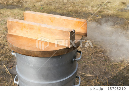 餅つき（もち米を蒸かす）５ 13703210