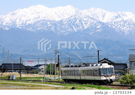 富山地方鉄道と立山連峰 13703534