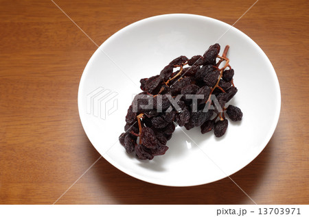 皿の上の枝つき干しぶどう 大サイズ 皿の上の枝つき干しぶどう 大サイズ 13703971