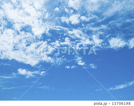 さわやかな空と雲 13706198