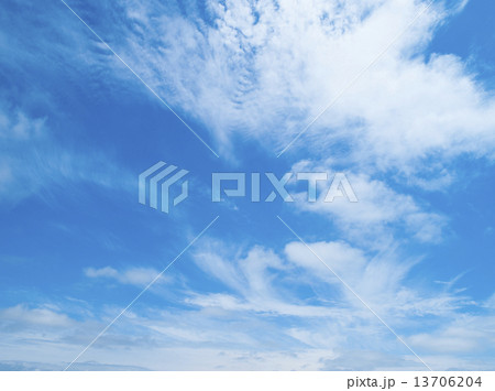 さわやかな空と雲 13706204
