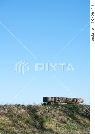 土手遊歩道のベンチ３ 13706513