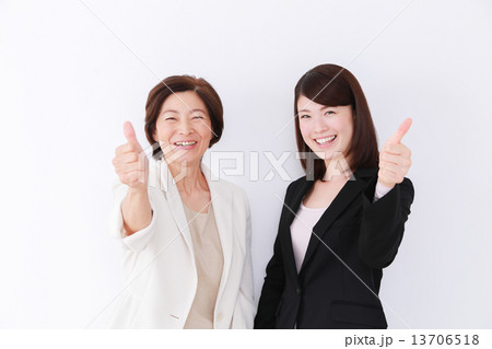 グッドサインのの女性達 グッドサインのの女性達 13706518
