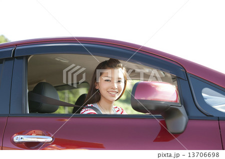 車に乗っている女性 車に乗っている女性 13706698