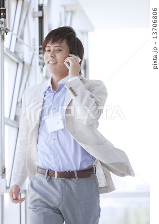 通話しながら歩くビジネスマン 13706806