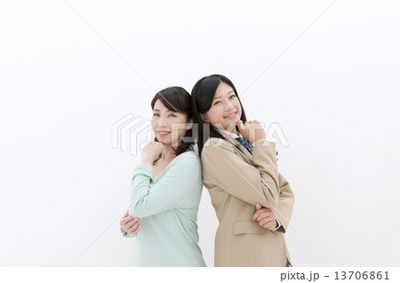 考える母娘 13706861