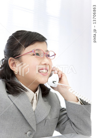 電話をしている女の子 13706863