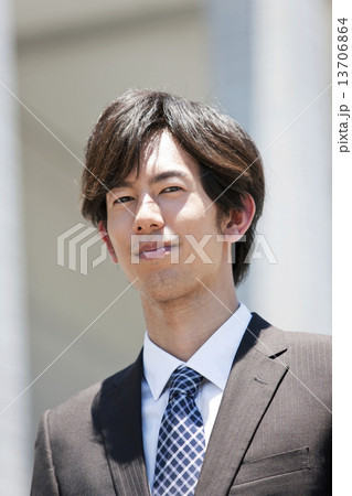 ほほえむビジネスマン ほほえむビジネスマン 13706864