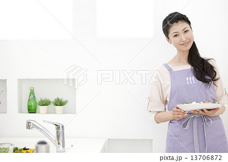 食材を持つ中高年女性 13706872