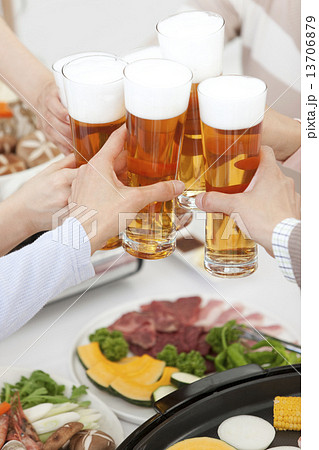 ビールで乾杯する6人の手 ビールで乾杯する6人の手 13706879