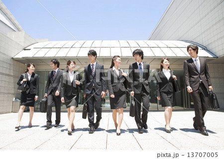 並んで歩くビジネスマンとビジネスウーマン 13707005